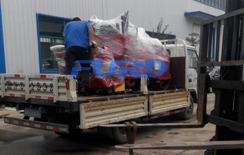 福瑞得機械座駕壓路機，路面開槽機成功裝車及時發(fā)貨