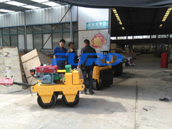 福瑞得機(jī)械手扶雙輪壓路機(jī)，二次結(jié)構(gòu)澆筑泵及時(shí)包貨