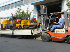 福瑞得機(jī)械4臺(tái)小型壓路機(jī)裝車發(fā)往河南。